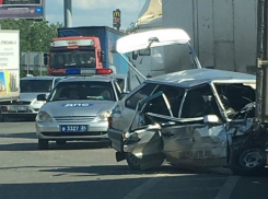 Страшная авария с легковушкой и двумя «Газелями» попала на видео в Волгограде
