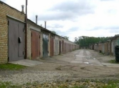 На западе Волгограда парень хранил в гараже ведро марихуаны