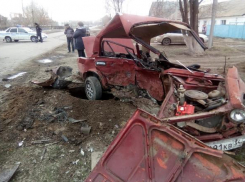 В Палласовке при ДТП «Копейку» смяло как консервную банку