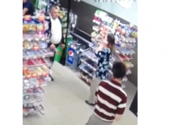 В МАНе в Волгограде посетительница с двумя ножами набросилась на охранника и разделась