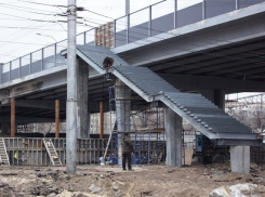 На Комсомольском мосту Волгограда монтируют защитные экраны для пешеходов