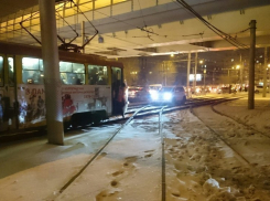  Водители сняли на видео внедорожник, застрявший на трамвайных путях в Волгограде