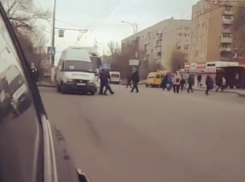 Маршрутчик палкой избил водителя автобуса №25 в Волгограде: видео