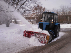 На уборку снежных улиц Волгограда вышло более 80 единиц спецтехники