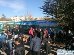 Волгоградцев, вышедших на митинг против терроризма, задерживают полицейские