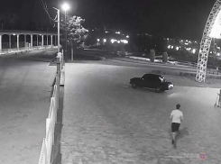 В Волгограде вычислили и задержали водителя, прокатившегося на машине по парку у Мамаева кургана