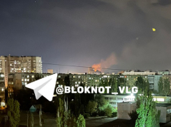 «Срочно закрывайте окна!»: заброшенный дом охватило огнем в Волгограде 