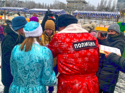 Полицейский Дед Мороз и Снегурочка порадовали сегодня волгоградских детей