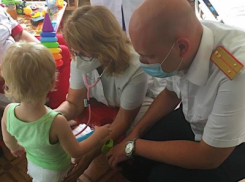 Волгоградские следователи подарили памперсы и игрушки брошенному в больнице 2-летнему мальчику