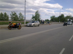 В Волгограде в ДТП двух мотоциклов и Volkswagen пострадала женщина