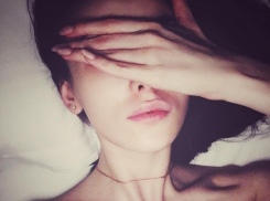 Спящая звезда «Универа» Анастасия Иванова обнажила грудь 