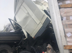 Металлопрокат пробил кабину: госпитализирован водитель большегруза с вставшей в пробку трассы Волгоград-Москва