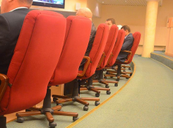 Двух волгоградских депутатов лишили полномочий