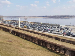 Гигантской парковкой на месте центральной лестницы на набережной возмутился волгоградский активист