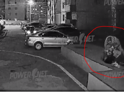 Бывший парень исполосовал волжанку ножом у подъезда: шоковое видео нападения