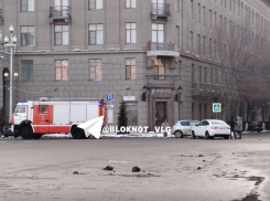 Мощное ДТП в центре Волгограда потребовало приезда пожарных: фото