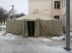 В Волгоградской области у госпиталей начали размещать палатки