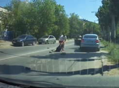 ДТП со сбитой девушкой-полицейским сняли на видео в Волжском