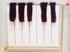 Ирина Дубцова сушит носки на батарее 