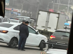 Нелепое ДТП парализовало Вторую продольную в Волгограде