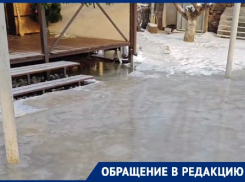 Коммунальный прорыв превратил в бассейн участок волгоградца – видео