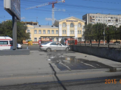 В центре Волгограда водитель на Mersedes протаранил тоннель скоростного трамвая