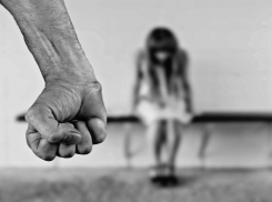 Бил и издевался два года: в Волгоградской области сожитель мучил 12-летнего пасынка
