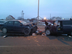 На юге Волгограда ВАЗ протаранил Audi: 2 пострадали