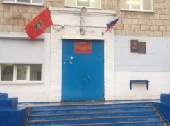 14-летний школьник перед гибелью играл в жуткую игру с ножом с двумя приятелями у школы в Волгограде