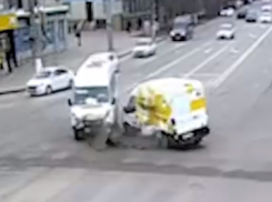 Машина «Яндекс Маркета» столкнулась с машруткой в центре Волгограда - видео