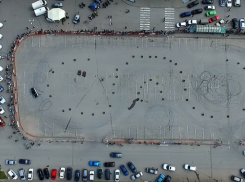 Зрелищный дрифт сняли с высоты птичьего полета в Волгограде