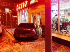 Водитель ВАЗа протаранил магазин в Волгоградской области 