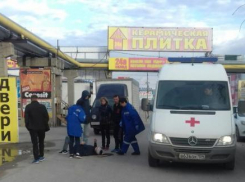 Волгоградец попал под грузовик на строительном рынке