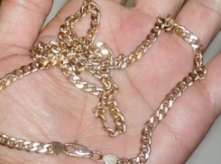 Волгоградец напал на девушку и украл у нее золота на 34 тысячи