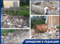 Квартал с детсадом и центром «Орлёнок» погряз в мусорных отложениях в Волгограде