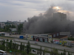 Неизвестные подожгли заброшенный недострой на западе Волгограда