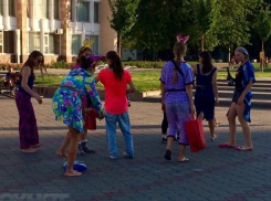 Пьяные девочки-подростки в пижамах устроили «представление» в центре Волжского