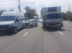 Тройное ДТП с маршруткой №260 попало на видео в Волгограде
