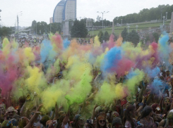 Тысячи волгоградцев разукрасили себя на фестивале красок «Ирис»