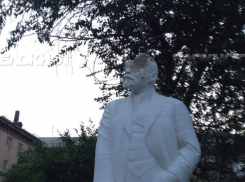 В Волгограде полиция разыскивает вандалов, разбивших памятник Ленину