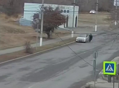 ДТП в центре Волгограда попало на видео: иномарка сбила мужчину