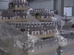 Травили весь город: в Волгограде накрыли подпольный склад со 104 000 бутылок контрафактного пива