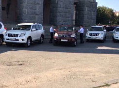 Заезд выпускников на Land Cruiser Prado и элитной яхте в Волгоградской академии МВД назвали «демонстративным поведением»