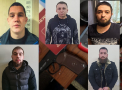 Пятеро мужчин избивали и вымогали деньги у волгоградцев