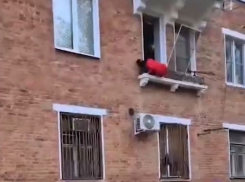 «Держитесь, только держитесь!»: в Волгограде чудом спасли падающую из окна женщину 