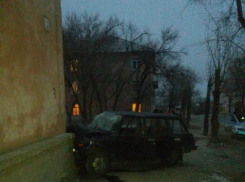 Под Волгоградом водитель на ВАЗ-2104 протаранил дом