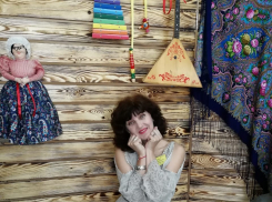 Педагога из музыкальной школы №3 Волжского Наталью Цымбарович поздравляет любящая дочка