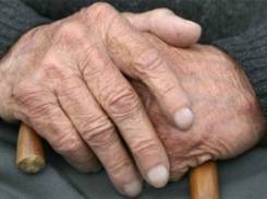 100-летний пенсионер погиб при падении с пятого этажа в Волжском
