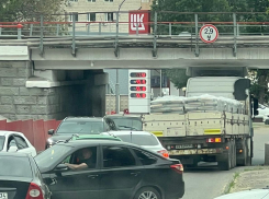 Грузовик застрял под мостом: видео утренней пробки в Волгограде 
