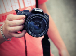 На юге Волгограда задержали 21-летнего похитителя фотоаппарата